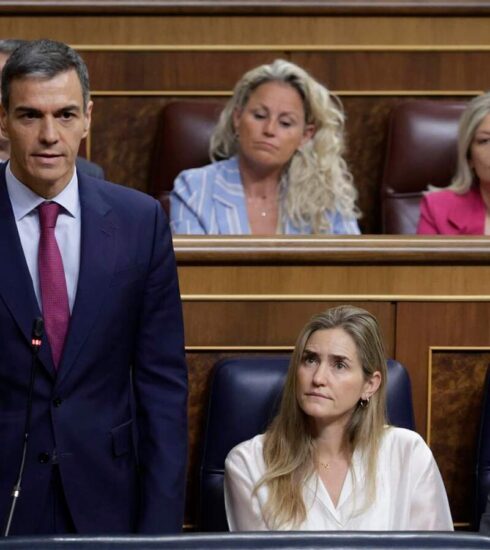 Sánchez se enfrenta a una complicada sesión de control debido a los escándalos de corrupción que involucran al PSOE.